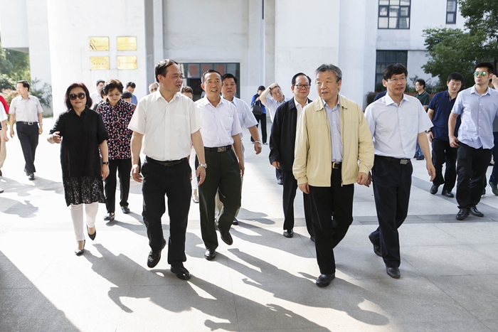 2016年6月16日，全国政协调研组莅临永利欢乐娱人城，考察我院在艺术人才培养、文化传